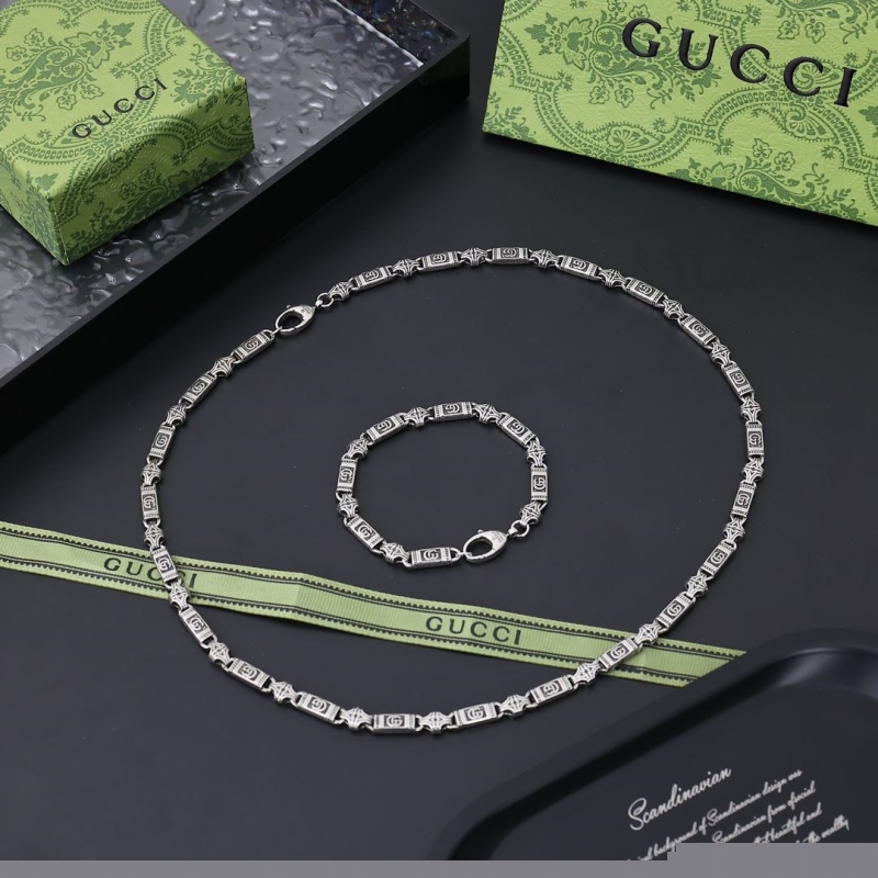 G*u*i necklaces